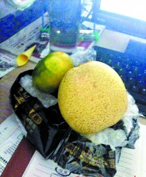 寄部苹果iPhone5s，收到一橘一梨