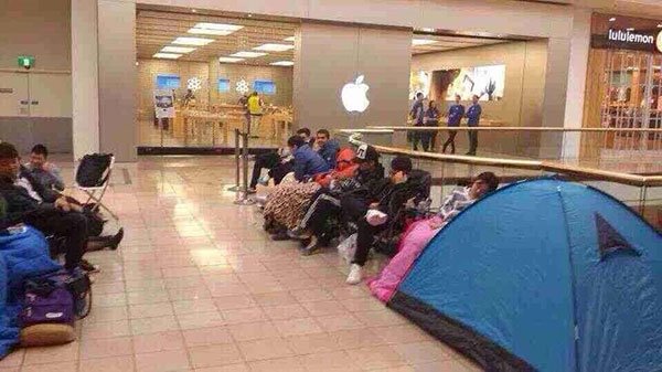 丢人！排队时打麻将等候iPhone6