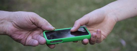 新款苹果iPhone R 曝光，Home 键是个洞？