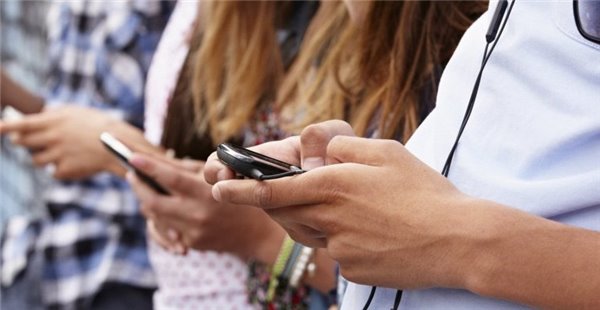 苹果 iPhone 13 mini 高清渲染图:摄像头对角线布局 苹果 iPhone 13 mini 高清渲染图:摄像头对角线布局