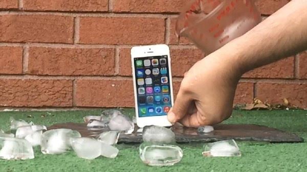 苹果iPhone X“不差钱”测试：很难被掰弯
