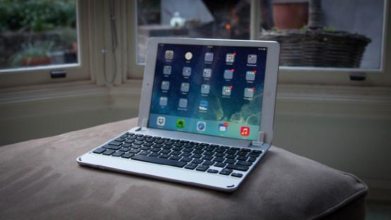 苹果收藏品拍卖：包括一张由乔布斯和沃兹签名的支票